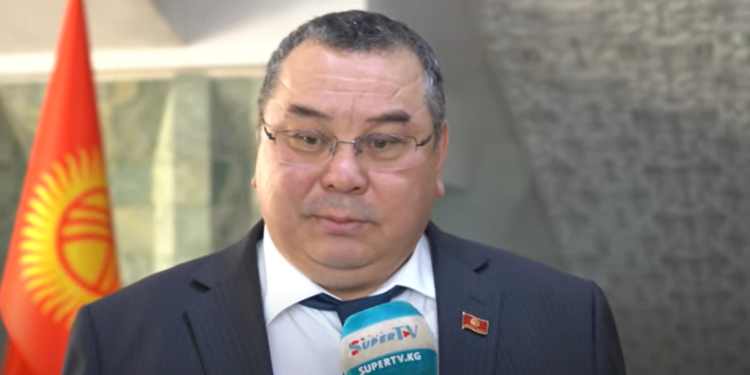 Депутатка жогорку билим керекпи? Балбак Түлөбаев эки анжы ойдо турганын айтты