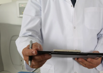 Саламаттыкты сактоо министри Кыргызстандагы 12 медколледжди жабуу боюнча буйрукка кол койду