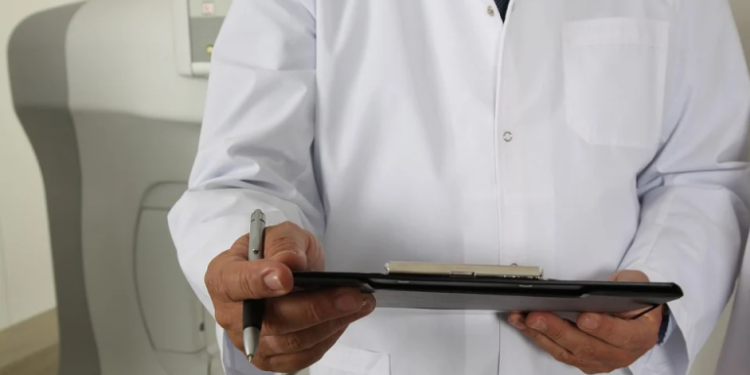 Саламаттыкты сактоо министри Кыргызстандагы 12 медколледжди жабуу боюнча буйрукка кол койду