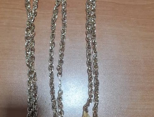 Ошто аэропорт менен алтын чынжырчаларды чыгарып бара жаткандар кармалды