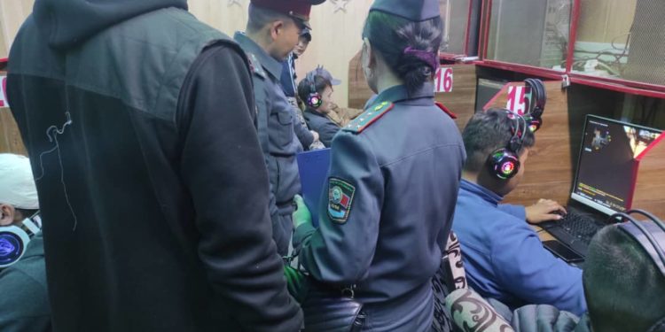 Караколдо түнкүсүн кароосуз жүргөн 12 өспүрүм аныкталды. Ата-энелерине кандай чара колдонулду?