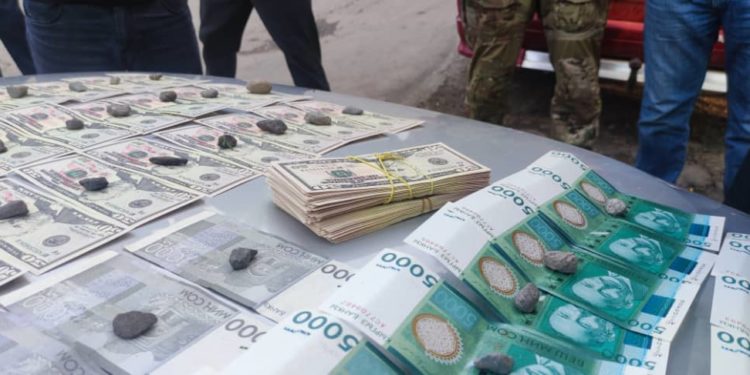 Бишкекте жасалма доллар сатууга аракет кылып жаткан жаран кармалды