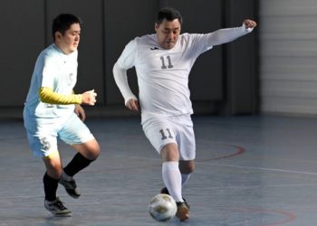 Садыр Жапаров май майрамдарында футбол ойнойт