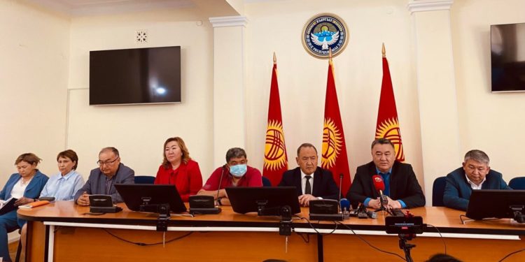 «Койнуңдагы келинчегиңди инилериме салып бер». Бектурганов Бейшеналиев коркутканын айтты