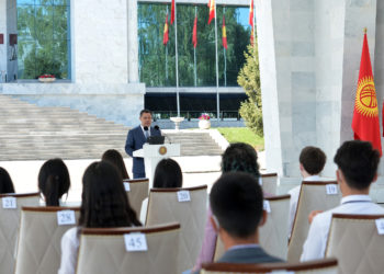 Дүйнөнүн алдыңкы университетинен билим алам деген жаштарга президенттик стипендия берилет