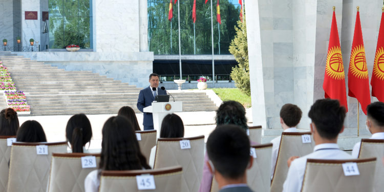 Дүйнөнүн алдыңкы университетинен билим алам деген жаштарга президенттик стипендия берилет