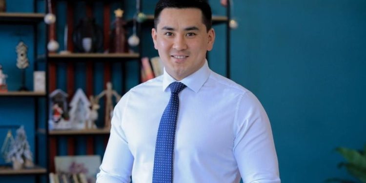 Депутат: «Доллардын баасы 20 сомго кескин төмөндөдү, бирок баалар мурдагы калыбына келген жок»