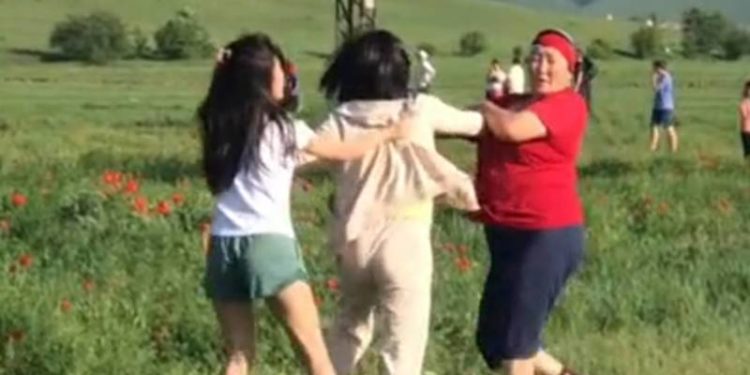 Бишкектин четиндеги кызгалдак талаасындагы уруш (видео)