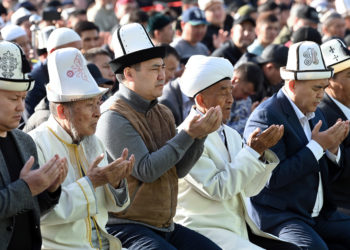 «Элибизге биримдик берсин, дүйнөгө тынчтык жана ынтымак ыроолосун!». Садыр Жапаровдун Орозо айт майрамы менен куттуктоосу