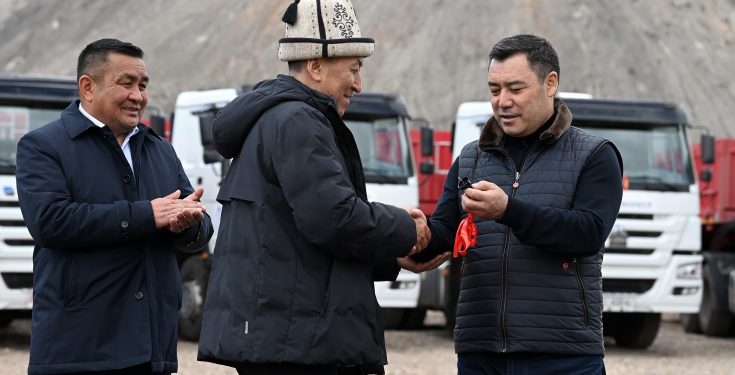 Президент Садыр Жапаров «Кыргыз көмүр» ишканасына техникаларды тапшырды (сүрөт)