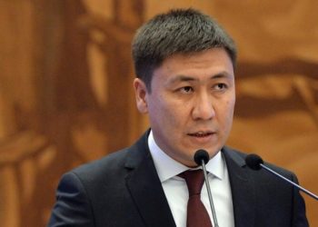 «5 күн да кызматта кармоого болбойт». Эки депутат министрдин айынан кайым айтышты