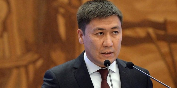 «5 күн да кызматта кармоого болбойт». Эки депутат министрдин айынан кайым айтышты