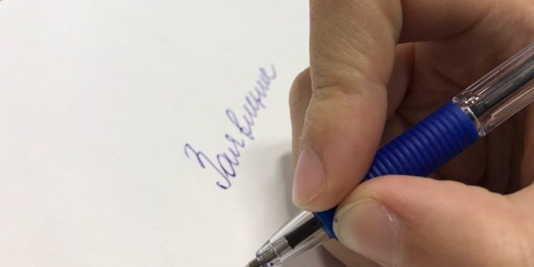 Аламүдүндө милициянын улук тескөөчүсүн башка уруп, денесине залал келтиришкен