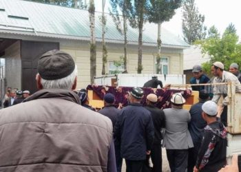 Ала-Букада Өзбек чек арачылардын огунан каза болгон ата менен анын уулдары жерге берилди