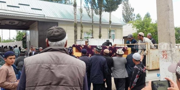 Ала-Букада Өзбек чек арачылардын огунан каза болгон ата менен анын уулдары жерге берилди