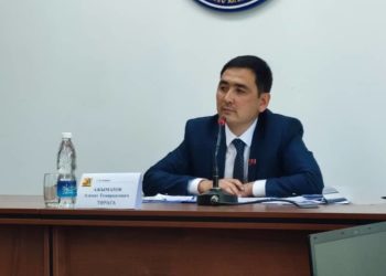 «Аза, иштеше албайт экенбиз». Кара-Балта шаардык кеңешинин депутаттары төрагага ишеним көрсөтүшкөн жок