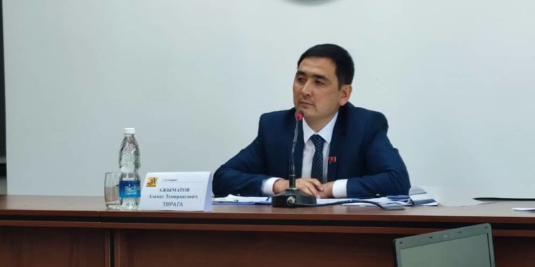 «Аза, иштеше албайт экенбиз». Кара-Балта шаардык кеңешинин депутаттары төрагага ишеним көрсөтүшкөн жок