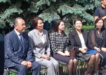 Ханайым Айгүл Жапарова Эне жана баланы коргоо борборуна барды