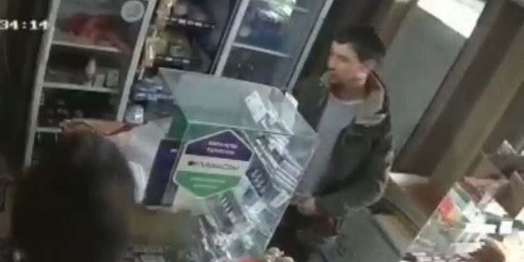 Чүйдө эркек киши 15 жаштагы кызга жыныстык мүчөсүн көрсөткөн (видео)