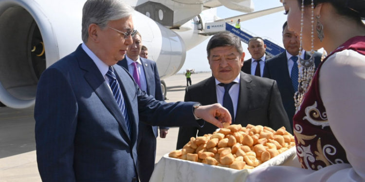 Казакстандын президенти Кыргызстанга келди. Аны ким, кантип тосуп алды? (сүрөт)