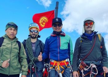 Путин чокусундагы Украинанын желеги алынып, Кыргызстандыкы илинди