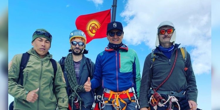 Путин чокусундагы Украинанын желеги алынып, Кыргызстандыкы илинди