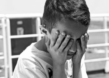 Алматыда 1-класстын окуучусун чоң класстын окуучулары зордуктап жүргөнү резонанс жаратты