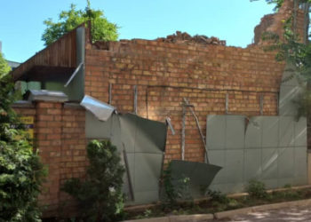 «Эски үй бузулуп жаткан». Мэрия дубалы ураган үй боюнча маалымат берди