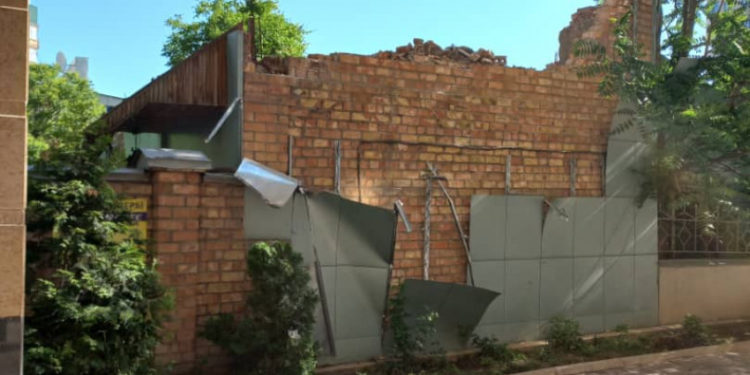 «Эски үй бузулуп жаткан». Мэрия дубалы ураган үй боюнча маалымат берди