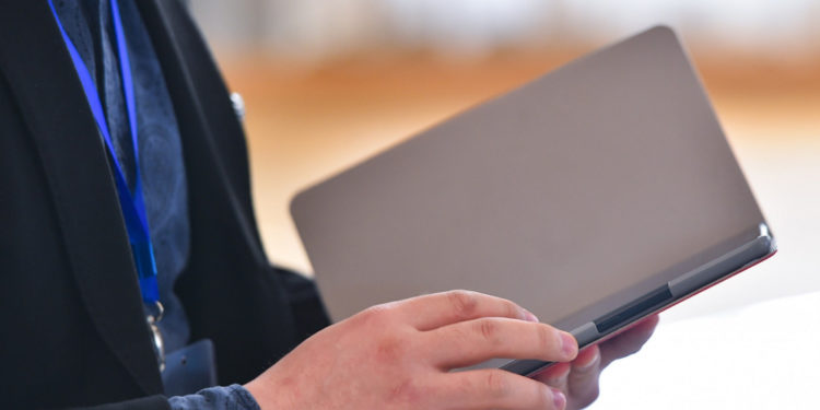 Бүгүндөн тартып мамлекеттик мекемелер электрондук документ жүгүртүүгө өтүштү