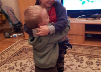 Сокулукта сабалган наристе 3 айдан соң бир тууган эжеси менен жолукту