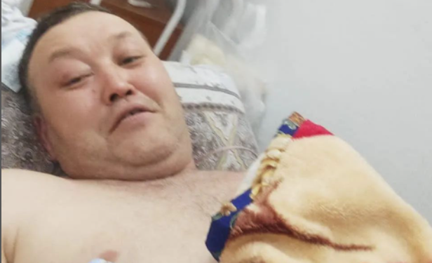 44 жаштагы актёр Камчы Сарыбаевдин үйүндө толуктоо болду