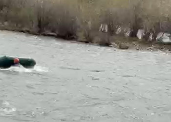 «Бир нече жолу суунун агымы күчтүү экени эскертилген». Дарыяга чөгүп кеткен депутат боюнча ӨКМ үн катты