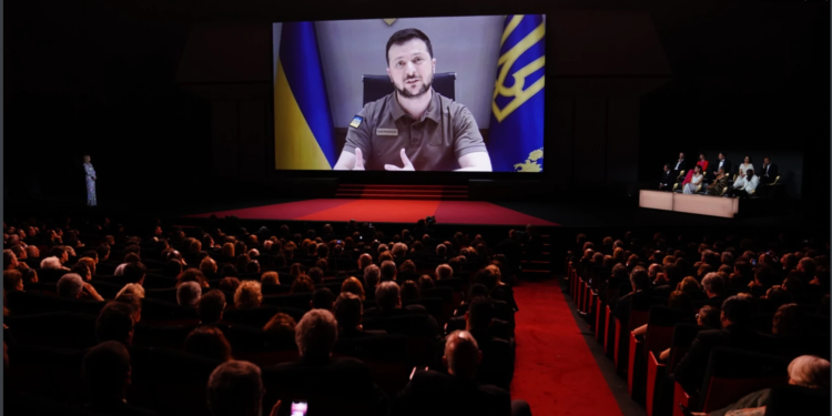 Юбилейлик Канн кинофестивалы Зеленскийдин сөзү менен ачылды