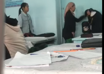 «Мугалимдин абалы оор». Окуучуну сабаган мугалим жумуштан кетпей калды