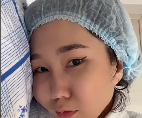 «Көп жыл чыдап жүрдүм». Ырчы Каныкейге операция жасалды