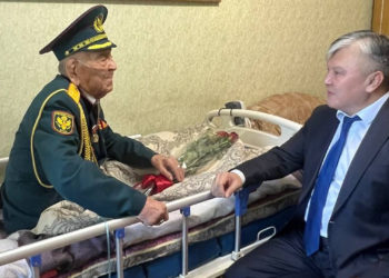 99 жаштагы согуштун ардагери Асек Урманбетовго 100 миң сом тапшырылды