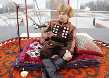 Манасчы Дөөлөт Сыдыков Садыр Жапаровго: «Эртең каралоолор үчүн сиз баштап жооп берчү күн келет»