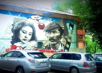 Бишкектеги көп кабаттуу үйгө Таттыбүбү Турсунбаева менен Сүймөнкул Чокморовдун сүрөтү тартылды