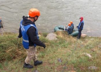 Суусамырда депутат куткаруучулардын көз алдында дарыяга чөгүп кетти (видео)