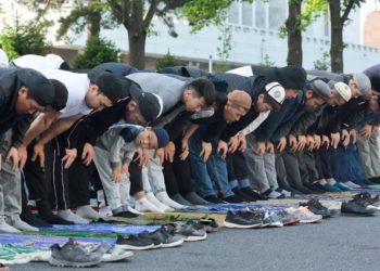 Пандемиядан бери алгачкы жолу Бишкекте эски аянтта Айт намазы окулду
