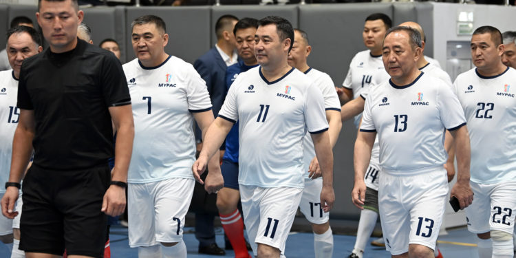 Садыр Жапаров хет-трик жаратты. Президенттик администрация «Ден соолук» командасын жеңди