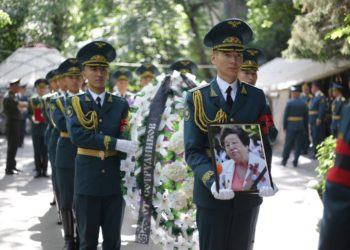 Бишкекте Ленинград блокадачысы Анна Кутанова акыркы сапарга узатылды