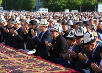 Ош шаарынын борбордук аянтында Орозо айт намазын 13 миңден ашык адам окуду