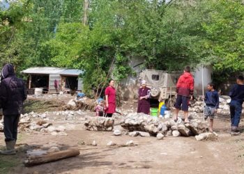 Жанар Акаев: «Корул айыл өкмөтүндө сел жүрдү. Жарык жок, китепканадагы 6 миңден ашуун китеп сууга агып кеткен»