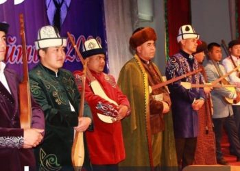 Таласта Байдылда Сарногоевдин 90 жылдыгына арналган эл аралык айтыш өтүүдө