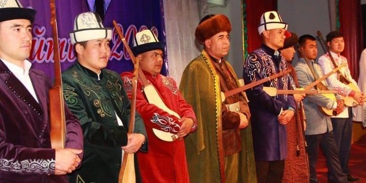 Таласта Байдылда Сарногоевдин 90 жылдыгына арналган эл аралык айтыш өтүүдө