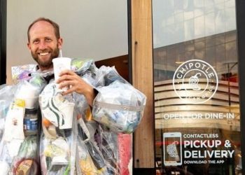 Экоактивист 1 ай бою өзүнөн чыккан 30 килограмм калдыкты ыргытпай костюмга салып жүргөн