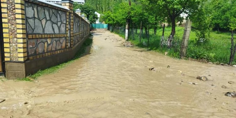 Аксыда сел жүрүп, жол, көпүрө жана үйлөрдү суу каптады