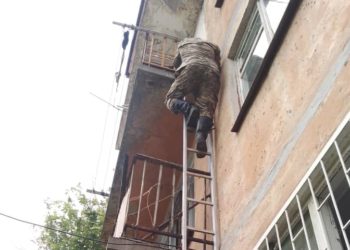 Баткендеги үйдө камалып калган 3 жаштагы баланы куткаруучулар чыгарды